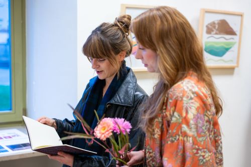 Joanna Kurkiewicz Papier plus druk. Między grafiką a rzemiosłem