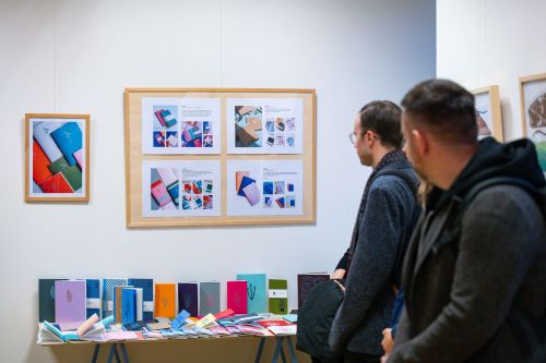 Joanna Kurkiewicz Papier plus druk. Między grafiką a rzemiosłem