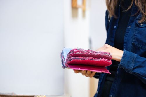 Joanna Kurkiewicz Papier plus druk. Między grafiką a rzemiosłem